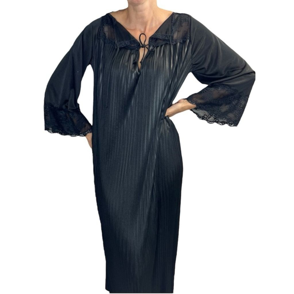 Vintage 70s 80s black accordion pleated bell sleeve robe dress L